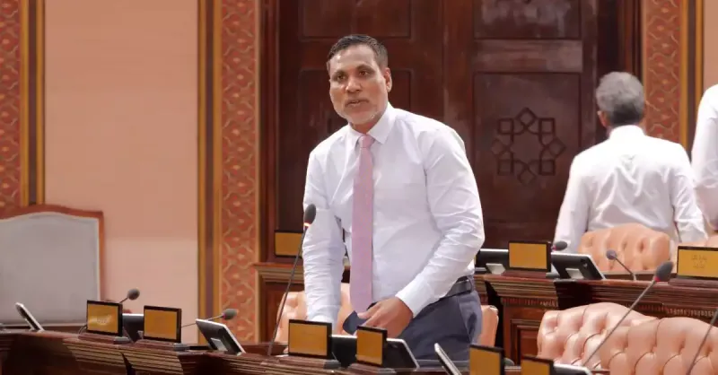 ރޭގަނޑު 12 ގެ ފަހުން މަގުމަތީގައި އުޅޭ ބިދޭސީން ހުއްޓުވާ ބަލާ ފާސްކުރުމަކީ ނަސްލީ ތަފާތުކުރުމުގެ އަމަލުތަކެއް: ޝަމްހީދު