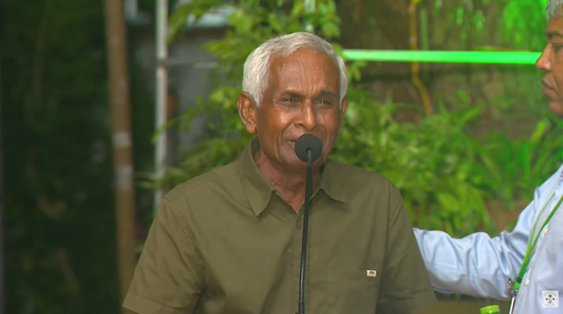 ކަރުނައާ އެކު: "ދަފުތަރުގައި 40 އަހަރުވެއްޖެ، ހަތް ދަރިންނާ އެކު މި ދުވަނީ މަގުމަތީ"