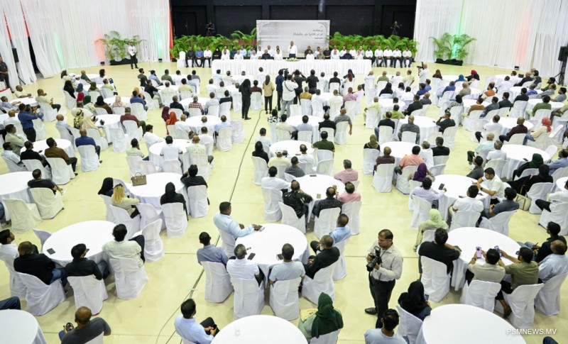 ފޮޓޯ: ކުދި އަދި މެދު ފަންތީގެ ވިޔަފާރިވެރިންނާ ރައީސް ބައްދަލުކުރެއްވުން