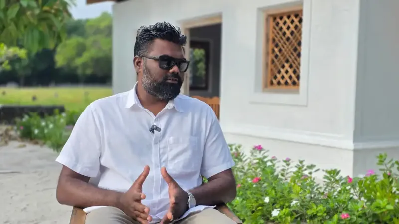 މިސަރުކާރުން ކުމުންދޫ ގައި ފެށި އެއްވެސް ކަމެއް އެންމެ އެދެވޭ ގޮތެއްގައި ކުރިއަކަށް ނުދޭ، ސިއްހީ މަރުކަޒުގެ ބާ އިމާރާތް ތަޅަމުން ދަނީ އެމްޓީސީސީ އިން ގެންގުޅޭ މަރުތޭލަކުން: ކައުންސިލް ރައީސް އަމީން