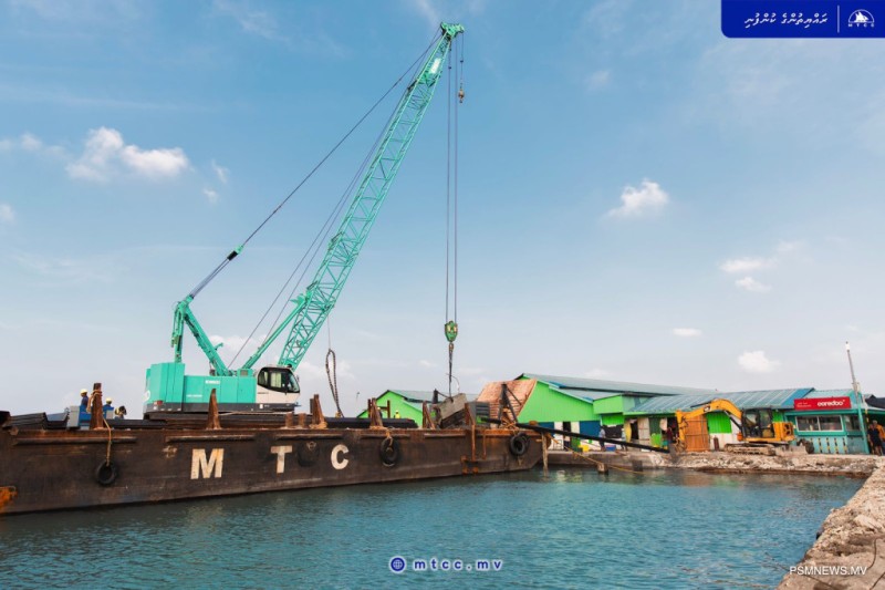 ބާޒާރުމަތީ މަގު ފުޅާކުރަން ޝީޓް ޕައިލްކުރުމުގެ މަސައްކަތް ފަށައިފި