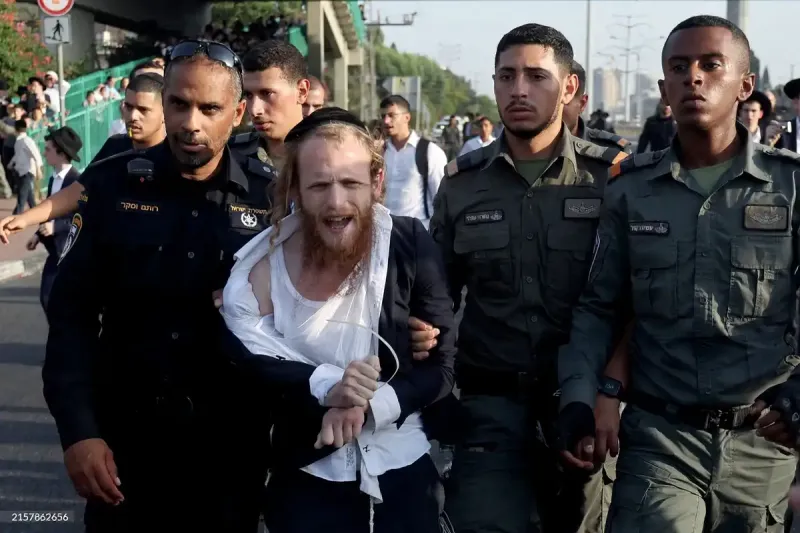 އީރާނަށް ޖާސޫސް ކޮށްދިން ކަމުގެ ތުހުމަތުގައި އިޒްރޭލު ރައްޔިތަކު އެ ގައުމުގެ އޮފިޝަލުން ހައްޔަރުކޮށްފި