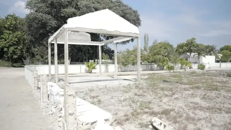 ކުމުންދޫ ސިއްހީ މަރުކަޒުގެ އައު އިމާރާތް އަޅަން ކުރީގެ އިމާރާތަކާއި ބޭރު ފާރު މަރުތޭލަކުން ތަޅާތާ 4 މަސް