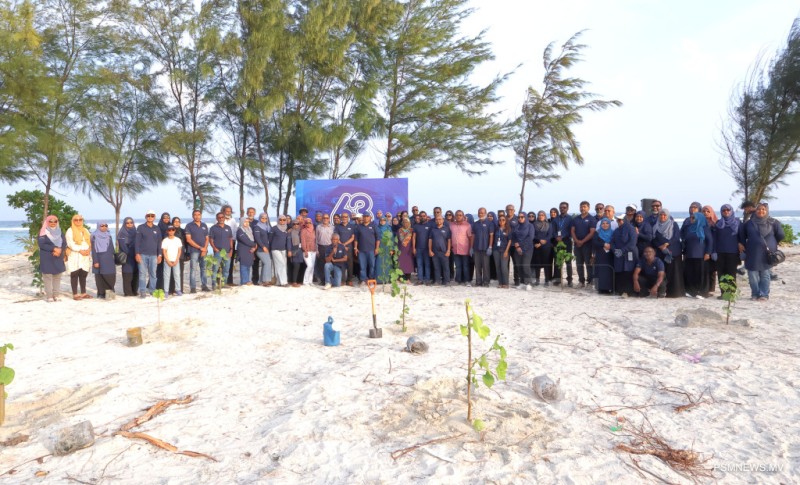 ފޮޓޯ: ދިވެހިރާއްޖޭގެ އަޑުގެ 63 ވަނަ އަހަރީ ދުވަހުގެ މުނާސަބަތުގައި ހުޅުމާލެ ފޭސް 2 ގައި ކުރިއަށް ގެންދިޔަ ގަސް އިންދުމުގެ ހަރަކާތް