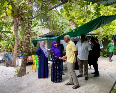 ރައީސް ސޯލިހު ހިރިލަންދޫ އަށް ކުރެއްވި ދަތުރުފުޅުގެ ތެރެއިން ރައްޔިތުންނާ ބައްދަލު ކުރައްވަނީ