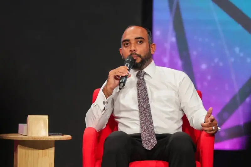 ބޭރުގައި ކިޔަވަން ތިބޭ ޒުވާނުން އުޅޭ ހާލު ސޯޝަލް މީޑިއާ އިން ފެނޭ: ޒުވާނުންގެ ވަޒީރު