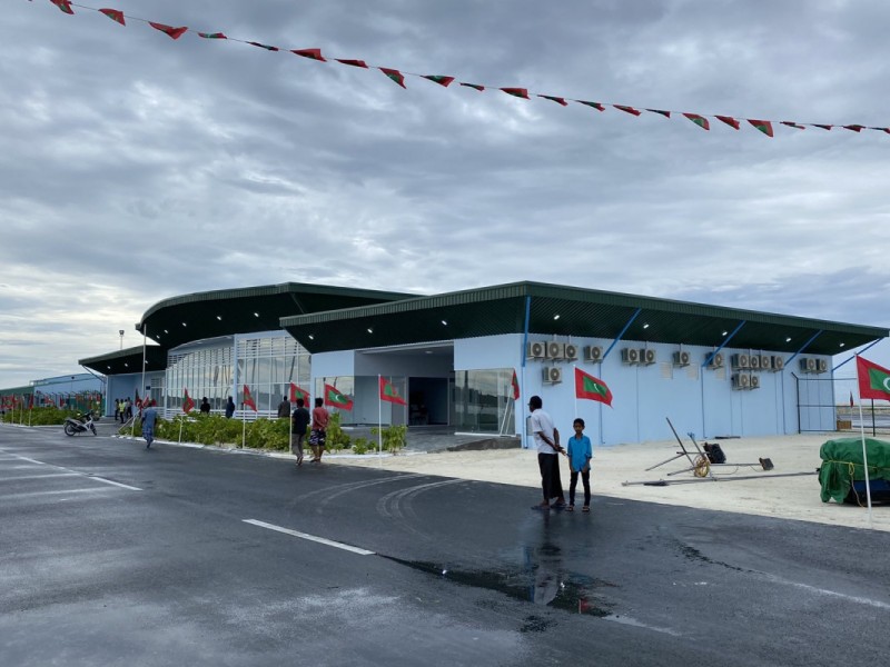 މޫނު ނިވާކޮށްގެން ތިބި ބަޔަކު ވީއައިއޭ އިން ބީއެމްއެލްގެ ފައިސާ އެޅި ސޫޓް ކޭހެއް ވަގަށް ގެންގޮސްފައި ވަނިކޮށް މޫނު ނިވާކޮށްގެން ހުރި މީހަކު ހޯރަފުށީ އެއަރޕޯޓު ފަޅާލައިގެން ވެސް ގެންދިޔައީ ބީއެމްއެލް ގެ ދެ ޕާރުސަލް