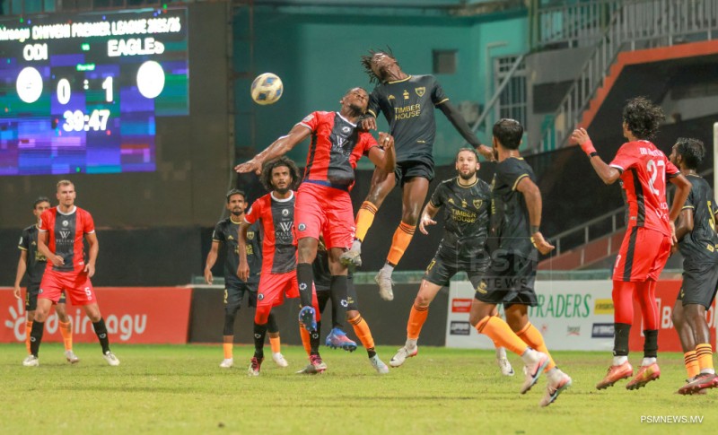 ފޮޓޯ: ދިވެހި ޕްރިމިއަރ ލީގުގައި ކްލަބް އީގަލްސް އަދި އޮޑި ސްޕޯޓްސް ކްލަބް ބައްދަލުކުރި މެޗު