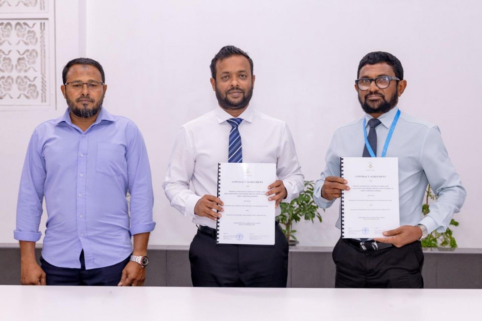 ފަރެސްމާތޮޑާގެ ބިން ހިއްކުމާއި ގޮނޑުދޮށް ހިމާޔަތްކުރުމާއި ފިޔޯރީގެ މަގު ހެދުމުގެ އެއްބަސްވުމުގައި ސޮއިކޮށްފި