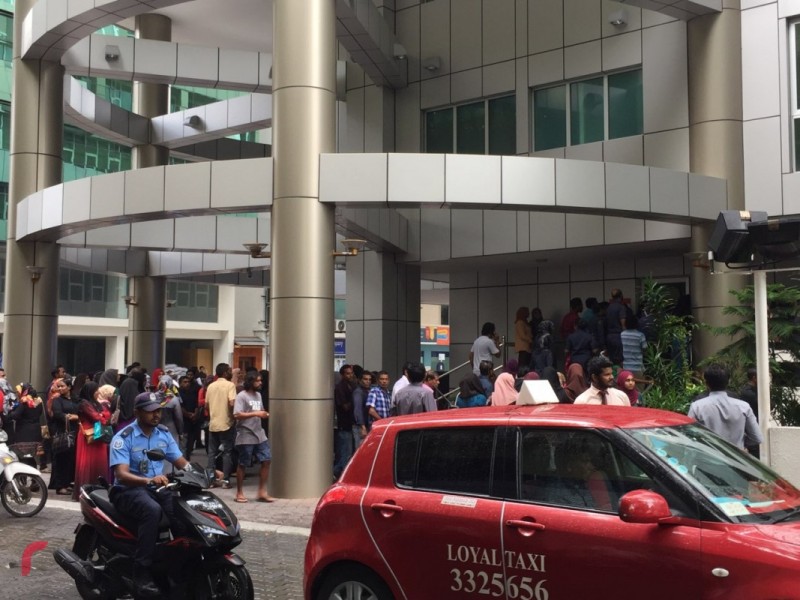 ސިވިލް ސަރވިސް މުވައްޒަފުންގެ އިސްތަށިގަނޑުގައި ފާޅުކަން ބޮޑު ކުލަ ޖެއްސުމާ ޝޭޑް ކުރުން މަނާކޮށް، އަންހެން މުވައްޒަފުން ހެދުން އެޅުމުގައި ކަރުވަޅާއި، ބުޑުނިވާ ކުރަން ޖެހޭ ގޮތަށް ގަވާއިދު އިސްލާހު ކޮށްފި