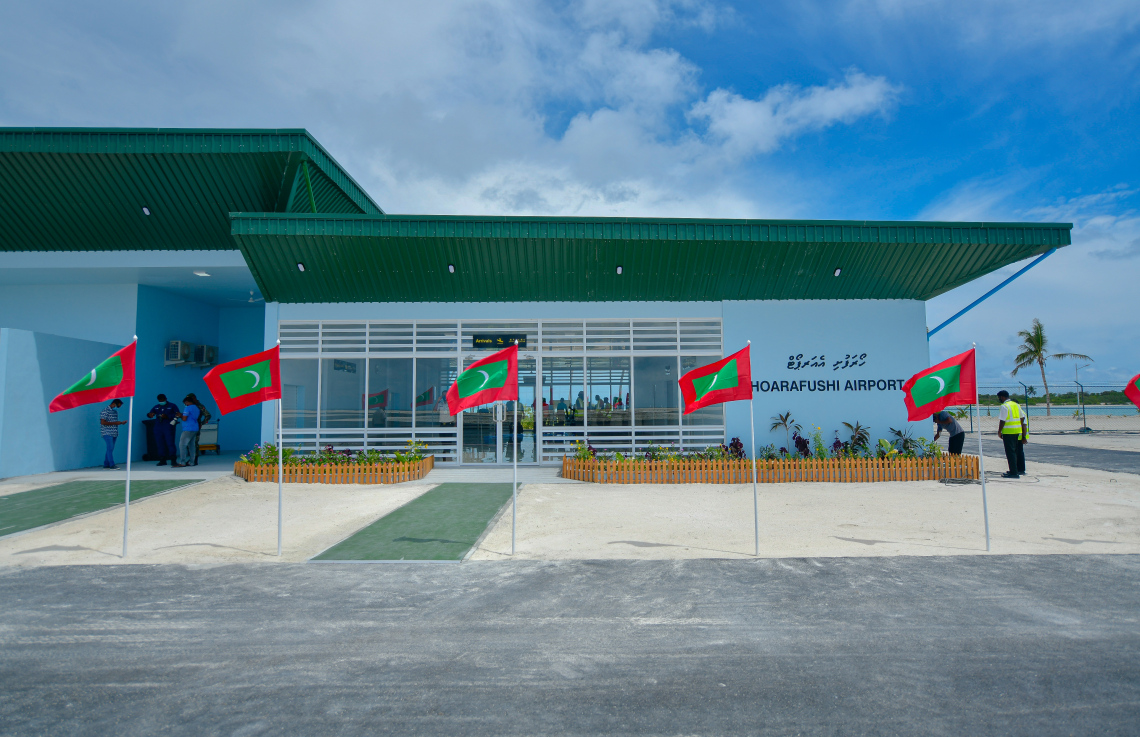 ހޯރަފުށީ އެއާޕޯޓުގެ އޮފީސް ފަޅާލައި ކާގޯ ފޮށިތަކެއް ވަގަށް ނަގައިފި