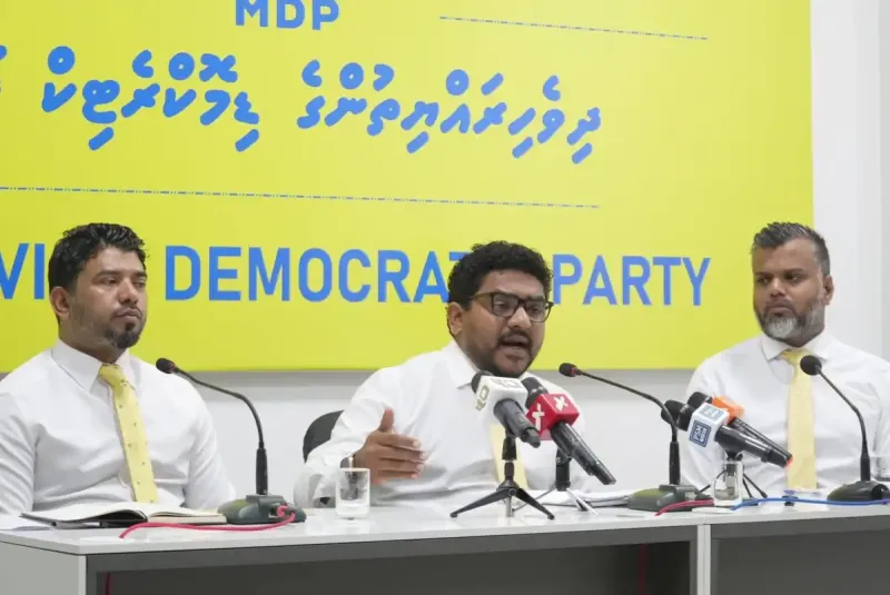 ފައިސާ ދައްކަން ޖެހޭ ލޯނުތަކާ ގުޅޭ މައުލޫމާތު މަޖިލީހާ ހިއްސާ ނުކުރޭ، އޮޅުވާލުމަށް ދަނީ މަސައްކަތް ކުރަމުން: މެންބަރު މައުރޫފް