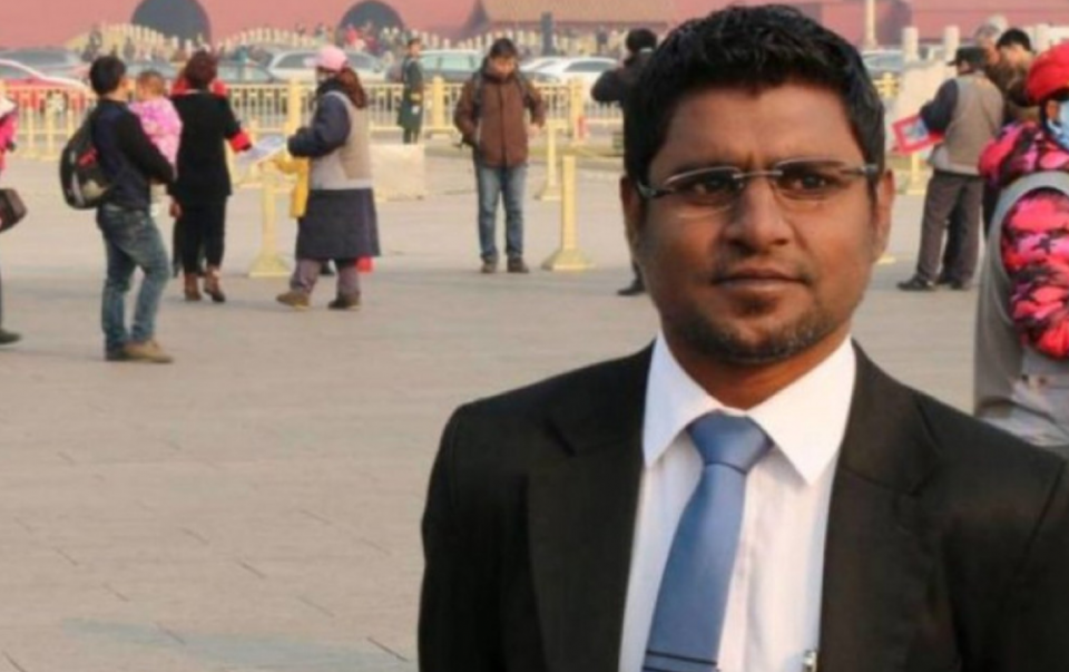 ބްރޯޑްކޮމްގެ ކުރީގެ ނައިބު ރައީސް ފަޒީންގެ މައްޗަށް ދައުވާކޮށްފި