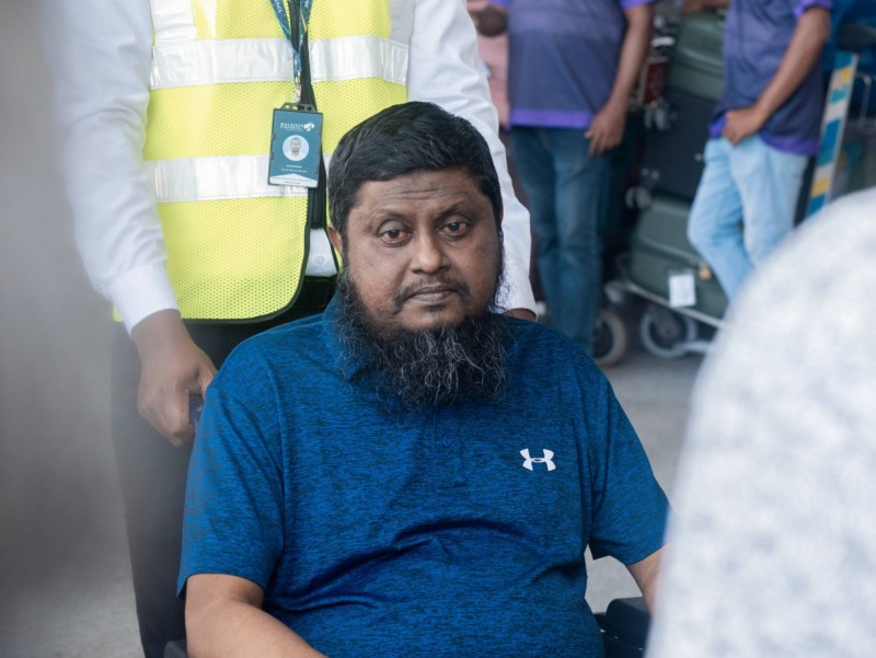 އާންމުން ވެދިން އެހީއާއެކު ޝެއިޚް ނައިފަރީ ފަރުވާއަށް ފުރައިފި