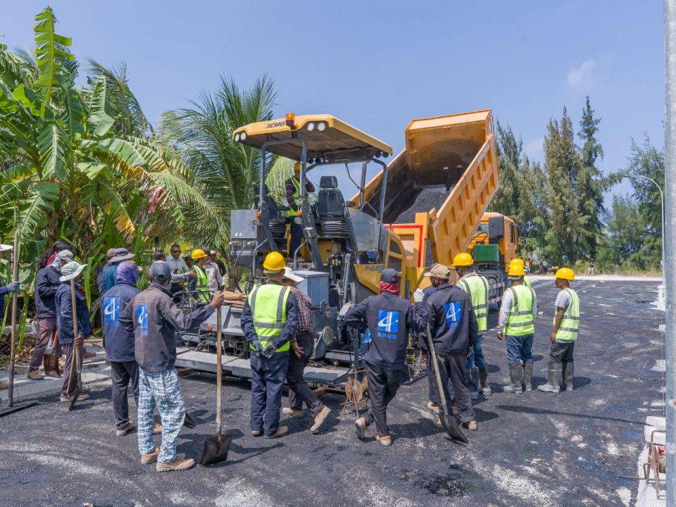 މާމިގިލީގެ މަގުތަކުގައި ތާރު އެޅުމުގެ އަމަލީ މަސައްކަތް ފަށައިފި