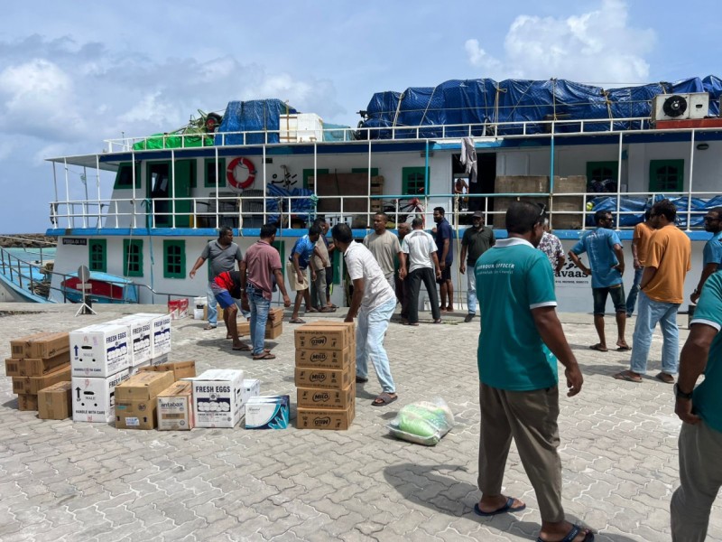 17 މީހުންނާއި ގިނަ އަދަދެއްގެ މުދަލާއެކީ، ފުވައްމުލަކަށް ދަތުރުކުރި ބޯޓެއް އަޑިއަށް ދަނިކޮށް ސަލާމަތްކޮށްފި