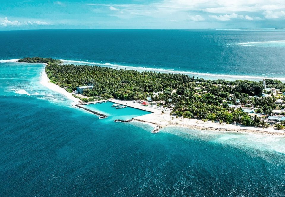 ކިނޮޅަހާ ދިމާ ބޭރު ކަނޑުމަތިން މަރުވެފައި އޮތް މީހަކު ފެނިއްޖެ