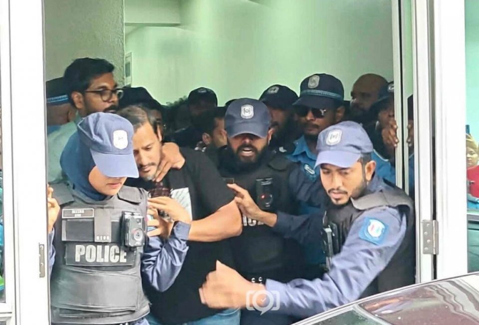 ސަނީ އުމަރު އުޅުނު ގެއަށް އޭނާ ގެންގޮސް އެތަން ބަލައި ފާސްކޮށްފި