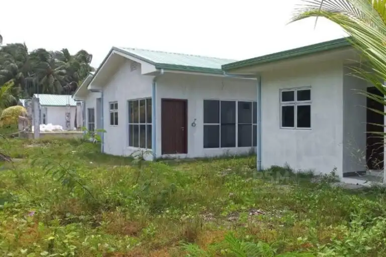 ކޮޅުފުށީގައި އިމާރާތް ކުރި 100 ހައުސިންގ ޔުނިޓުތައް ނިންމާ ހަވާލު ކުރިފަހުން އަހަރަކަށް ވުރެ ގިނަ ދުވަސް، މި ސަރުކާރުން ފެނާއި ކަރަންޓު އަދި ނަރުދަމާ ގުޅާ ދީފައިނުވާތީ ރައްޔިތުން ތިބީ ވަރަށް ބޮޑު ކަންބޮޑުވުމެއްގެ ތެރޭގައި