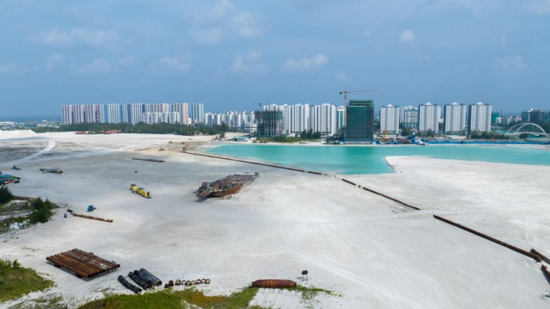 ހުޅުމާލޭ ފަޅަށް ފެތިފައި އޮތް ބާޖާއެކު، ބިން ހިއްކައިފި