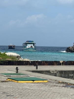 17 މީހުންނާއި ގިނަ އަދަދެއްގެ މުދަލާއެކީ، ފުވައްމުލަކަށް ދަތުރުކުރި ބޯޓެއް އަޑިއަށް ދަނިކޮށް ސަލާމަތްކޮށްފި