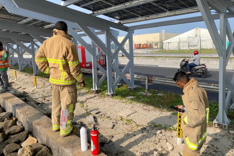 ސިނަމާލޭ ބުރިޖު ހައިވޭގައި ހުރި ސޯލާ ޕެނަލެއްގައި ރޯވެއްޖެ