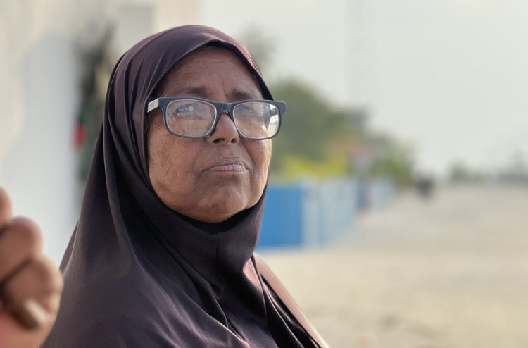 ކުއްލި މަރުތަކުގެ ކުރިމަތީގައި މި މަންމަ ގަދަ ހިތްވަރެއްގައި