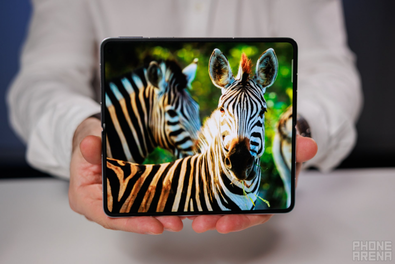 އެޕަލްގެ ފަތްޖެހޭ ފޯނާ ވާދަކުރަން އޮޕޯއިން މި އަހަރު އާ ފޯނެއް ނެރެނީ