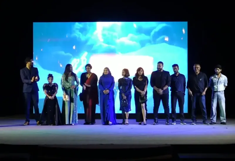 ޕާރީ ފިލްމު އޮލިމްޕަހުގައި އަޅުވައިފި، ނިމުމާއެކު ބެލި އެންމެންގެ ތައުރީފް ބަންޑުން ކޮށްލައިފި