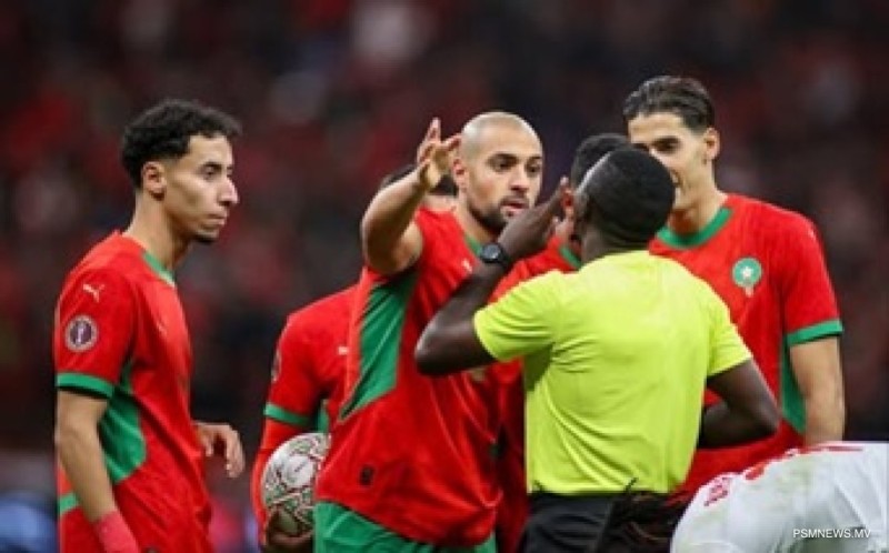 ރެފްރީން ތިބެނީ މޮރޮކޯ ކޮޅަށް ޖެހިފައިތަ؟