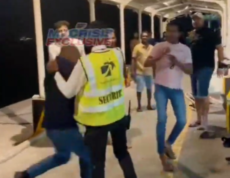 އެއާޕޯޓު ޓެކްސީ ކިއު ކައިރީ ޒުވާބުކޮށް، ހަމަނުޖެހުން ހިންގި މައްސަލައެއްގައި ބަޔަކަށް ނަސޭހަތްދީފި