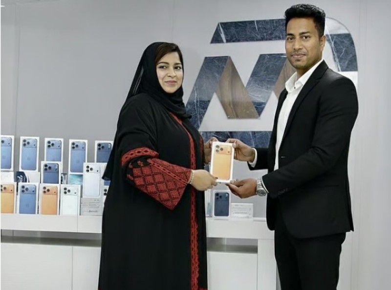 ޔޫއޭއީގެ ވިޔަފާރިވެރިއަކު މުވައްޒަފުންނަށް ހަދިޔާއަކަށް އައިފޯން 17 ޕްރޯ މެކްސް ދޭން ނިންމައިފި