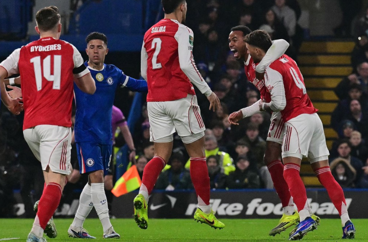 ޗެލްސީގެ ދަނޑުގައި މޮޅުވެ އާސެނަލަށް އެޑްވާންޓޭޖް