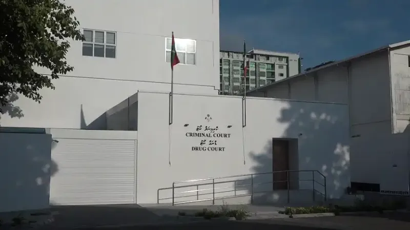 ކުޑަކުއްޖެއްގެ ގައިގައި ޖިންސީ ނިޔަތެއް އޮވެގެން ގަސްދުގައި އަތްލި މީހަކާ އެކު އިއުތިރާފުގެ އެއްބަސް ވުމެއް ހަދައި، 11 އަހަރަށް ޖަލަށް