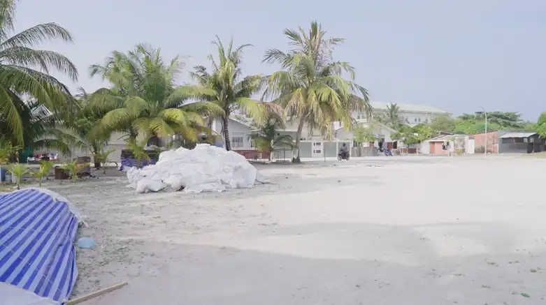 ދަނާލު އިމާރާތް ކުރަން ކައުންސިލުން ބިން ހަވާލުކުރި ފަހުން 2 އަހަރު ވާން ކައިރި ވެފަ ވާއިރު އަދި އެޅުނީ ބިންގާ އެކަނި؛ މިހާރު ބިންގާ ވެސް އެ ސަރަހައްދުން ފެންނަން ނެތް