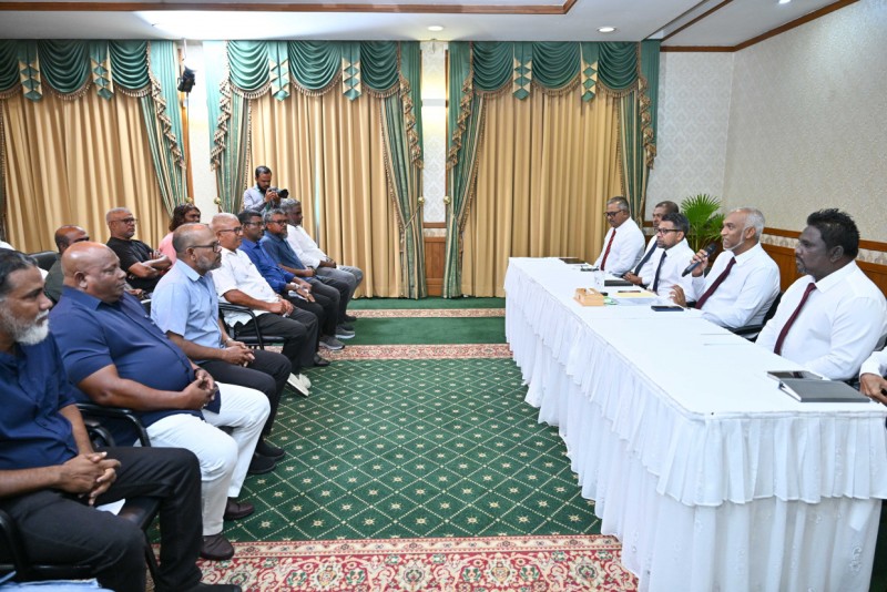 މާލެ ވިޔަފާރި ބަނދަރުން މުދާ ހުސްކުރަން ހުރި ދަތިތައް ރައީސްއާ ހިއްސާކޮށްފި