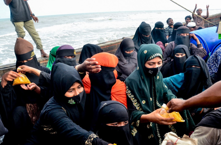 މިއަންމާ ސިފައިން ފަހަރަކު ގެޔަކަށް ވަދެ ރޮހިންޖާ މީހުން ރޭޕްކޮށް މަރައި ހުޅުޖަހަމުންދޭ