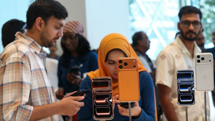 ޔޫއޭއީގެ ވިޔަފާރިވެރިއަކު މުވައްޒަފުންނަށް ހަދިޔާއަކަށް އައިފޯން 17 ޕްރޯ މެކްސް ދޭން ނިންމައިފި