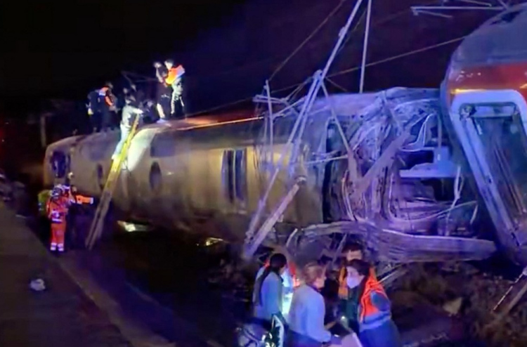 ސްޕެއިންގައި ހައި-ސްޕީޑް ދެ ރޭލު ޖެހި 39 މީހަކު މަރުވެއްޖެ