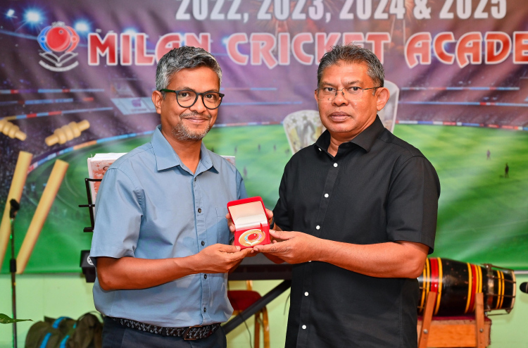 ޑރ. ޒާހިރަށް ކްރިކެޓްގެ ހިދުމަތުގެ ރަން މެޑަލް