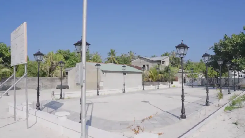 ރައީސް މުއިއްޒު ސަރުކާރުގެ ކުޑަކުދިންގެ ޕާކު ވަރަށް ތަފާތު! ކުޅޭ ސާމަނެއް ނެތް، 16 ލައިޓާއެކު ހުރީ ހުސް ބިމެއް