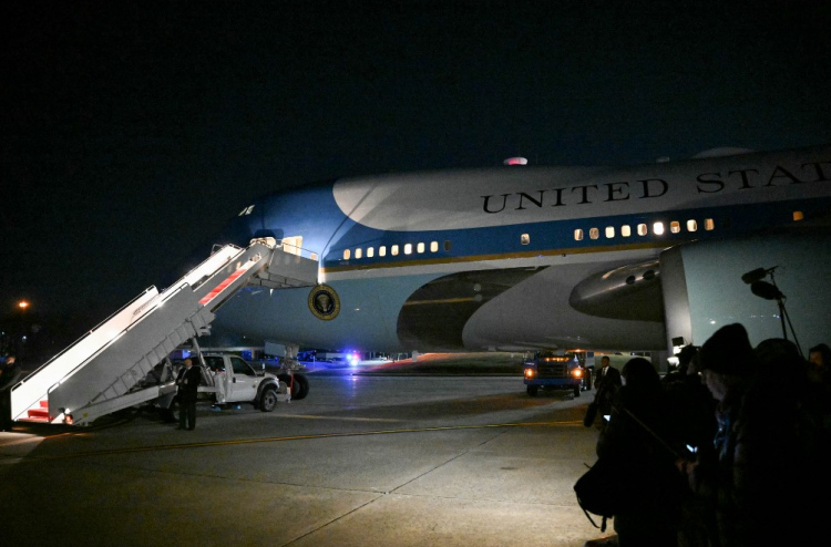 ޓްރަމްޕު ދަތުރުކުރަނިކޮށް މަތިންދާބޯޓަށް މައްސަލައެއް ޖެހިއްޖެ