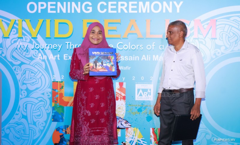 ފޮޓޯ: ޙުސެއިން އަލިމަނިކުގެ "ވިވިޑް ރިއަލިޒަމް" އެގްޒިބިޝަން ހުޅުވުން