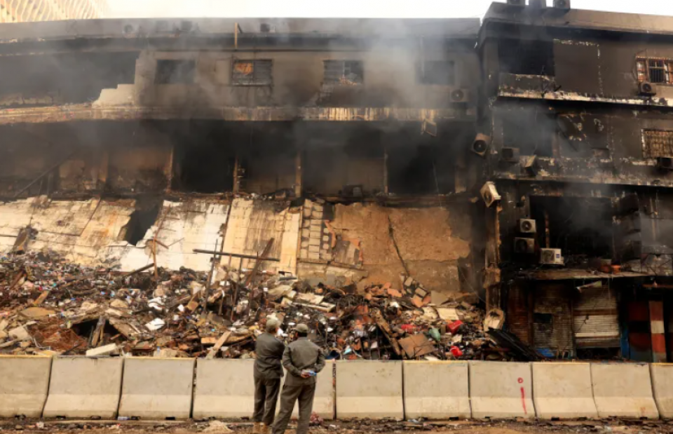 ޕާކިސްތާނުގެ ޝޮޕިން މޯލްގައި އަލިފާން ރޯވުން: މަރުވި މީހުންގެ އަދަދު 21 އަށް