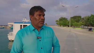 ނ. ހެނބަދޫ ކައުންސިލް ގެ ރައީސް ޙުސައިން އަބޫބަކުރު، އެ ރަށު ބިން ހިއްކުމުގެ މަސައްކަތާ ގުޅޭގޮތުން ރާއްޖެ ޓީވީ އަށް މައުލޫމާތު ދެއްވަނީ.