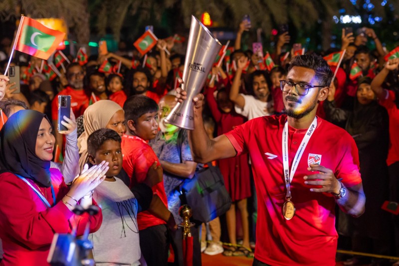 ސާފް ޗެމްޕިއަންޝިޕް ތަށި ހޯދި ގައުމީ ފުޓްސަލް ޓީމަށް، ހަވާއެރުވުމާއެކު ހޫނު މަރުހަބާއެއް