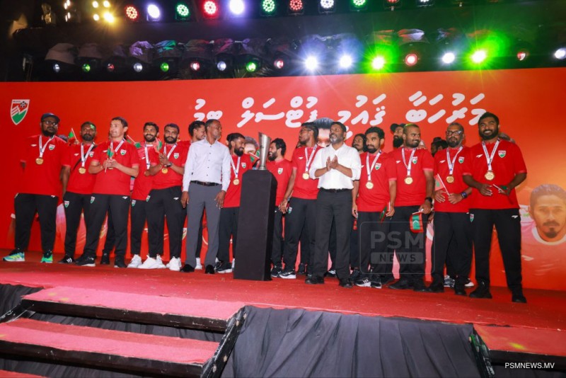 އެތައްސަތޭކަ ދިވެހިން ނުކުމެ ޤައުމީ ޓީމަށް އޮތް ލޯބި ދައްކާލައިފި