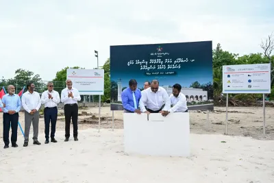 ރައީސް މުއިއްޒު އަދި ދައުލަތުގެ ގިނަ ވަޒީރުން ތަކެއްގެ ހާޒިރުގަ، އެއް އަހަރު ދުވަހުން މަސައްކަތް ނިންމާ ގޮތަށް ނ. ހެނބަދޫ މިސްކިތުގެ ބިންގާ އެޅީ 2025 ވަނަ އަހަރުގެ ޖުލައި މަހު.