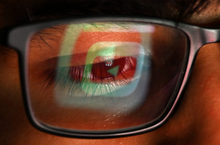 ފްރާންސްގައި 15 އަހަރުން ދަށުގެ ކުދިންނަށް ސޯޝަލް މީޑިއާ މަނާކުރަން ނިންމައިފި