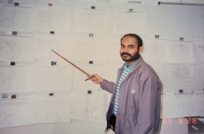 47 އަހަރުގެ ޚިދުމަތަށް ފަހު، ފުރަތަމަ ތަމުރީނުވި ދިވެހި ވެދާ ފޯކާސްޓަރު އަލީ ޝަރީފް ރިޓަޔާކުރައްވައިފި